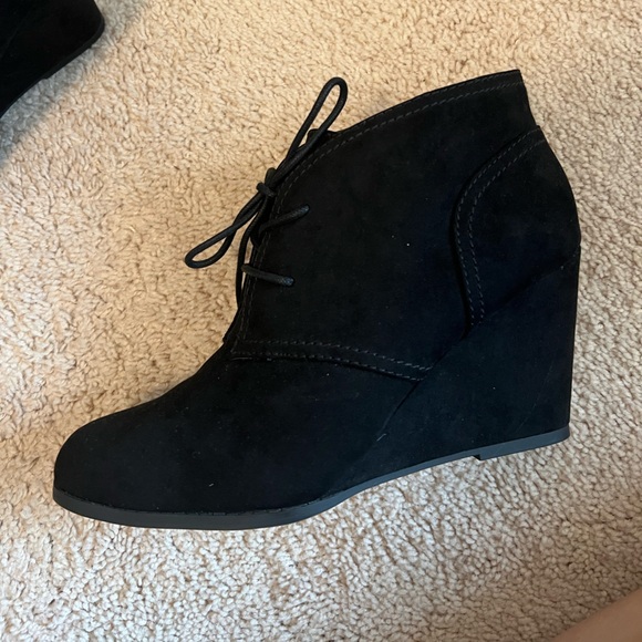 Fergie Black Lace Up Faux Suede Wedge Heel Booties- like new! Worn once - Picture 4 of 4